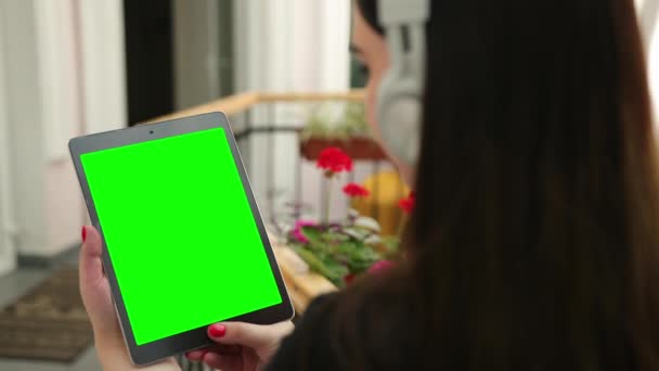 カフェのビジネス女性はタブレットのビデオ通話で動作します。外で働くモバイル — ストック動画