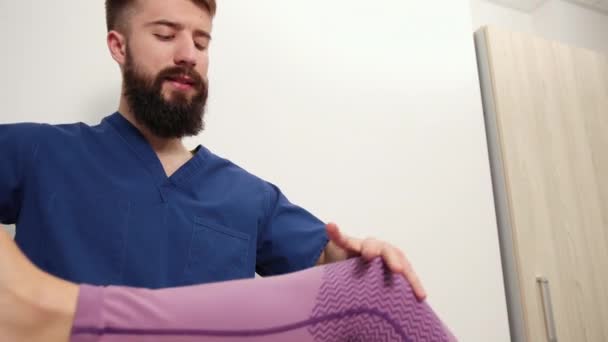 Knä smärta patient, behandling, läkare, massage terapeut. Syndromet. ben — Stockvideo