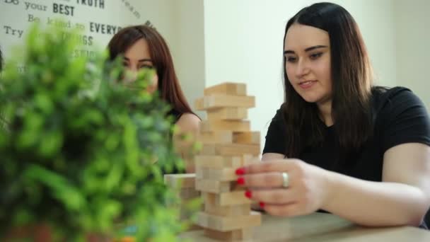 Ženy hrát bloky vyvažování v kanceláři, skupina přátel hrát jenga hru — Stock video