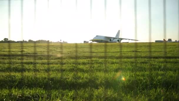 An124 yüklemeye hazır, Antonov an-124 yerde, en büyük uçak. — Stok video