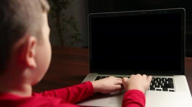 Çocuklar için uzaktan eğitim dersi, çocuklar için teknoloji. Çocuk okula gidiyor.