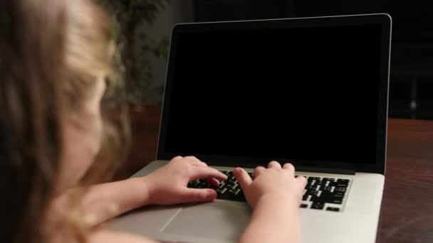 Діти дистанційного навчання, діти-технології. Дитяча дівчинка робить школу — стокове відео