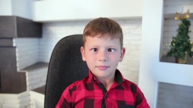 Oğlanın şaşı bakışlarına yakın, genç çocuk şapşal, komik ve şapşal