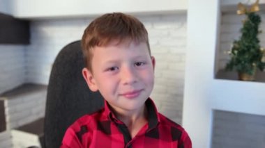 Küçük bir çocuğun tabelanın karşısında yaptığı portre başını çeviriyor. Hayır, muhalif..