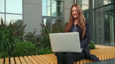 Laptop kullanan genç bir bayan. çekim odaklı insan yaratıcı başlangıç projesi