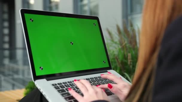 Las mujeres manos trabajando en la pantalla verde portátil. Mujer usando clave de croma portátil — Vídeos de Stock