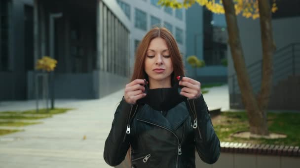 Covid-19 maskesi takıyordu. Kadın 2019-Ncov için tıbbi koruma uyguluyor. Hanımefendi. — Stok video