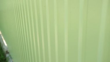 Açık yeşil metal plaka. Taraf tutmak. Kusursuz yüzeyli galvanize çelik. Sanayi