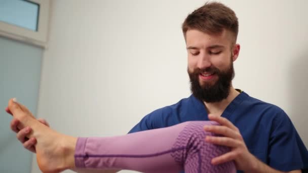 セラピストは女性の足、膝の治療を行う。カイロプラクティック,骨粗しょう症 — ストック動画