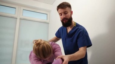 Osteopati, alternatif tıp, ağrı kesici konsepti. Fizyoterapi, yaralanma