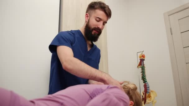 Dor no pescoço, ajuste quiroprático das costas. Osteopatia, acupressão, lesão desportiva — Vídeo de Stock