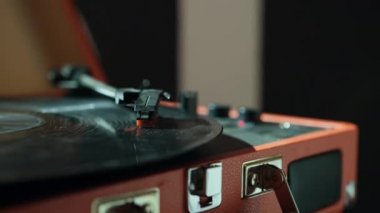 Evdeki eski plakçaları ve vinil diskleri ayarlar. Vinil ses oynatıcı.