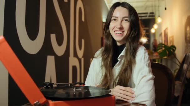 Young woman with old record player and vinyl discs at home. Female vinyl audio — Stock Video