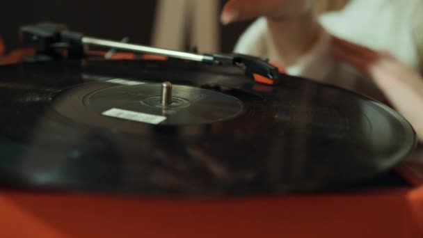 手は自宅でヘッド古いレコードプレーヤービニールディスクを調整します。ビニールオーディオプレーヤー — ストック動画