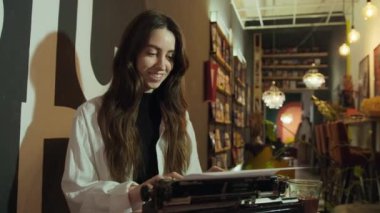 Güzel bir kadın daktiloda çalışıyor. Web sitesi taşınabilir geliştirme kavramı.