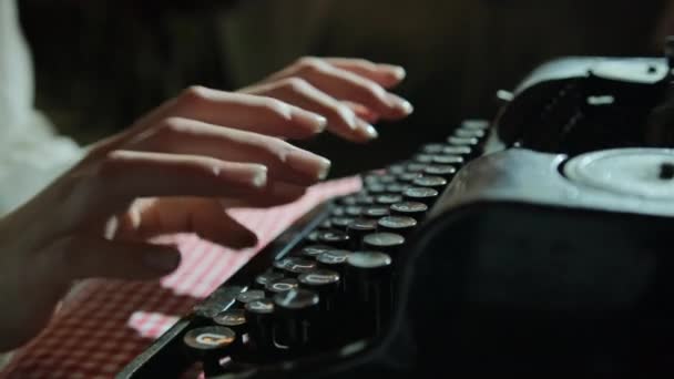 Titkárnő a régi írógépnél. Üzleti elképzelések. Retró. Töprengő kezek gépelése — Stock videók