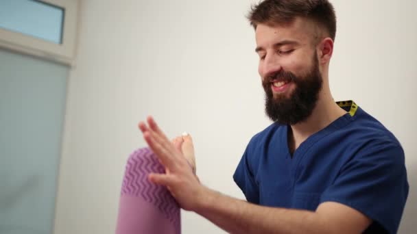 O médico osteopata tem terapia manual para a perna da mulher. Quiropraxia, osteopatia — Vídeo de Stock