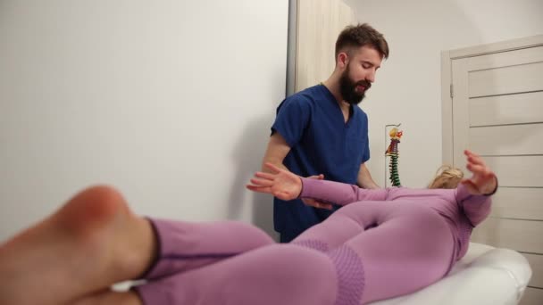 Chiropraktické úpravy. Žena trpící bolestí krku. Profesionální masáž — Stock video