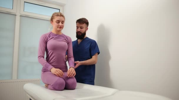 Osteopatie, alternativní medicína, koncepce úlevy od bolesti. Fyzioterapie, zranění — Stock video