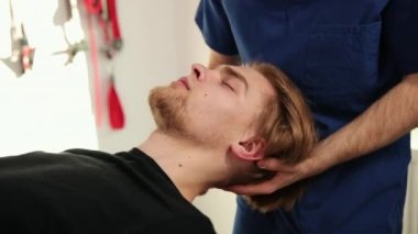 Alternatif ilaç, ağrı kesici konsept. Kayropraktik, osteopati