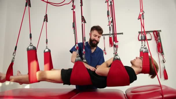 Sjukgymnast som utför medicinsk massage, manuell terapi, sjukgymnastik och kinesioterapi — Stockvideo