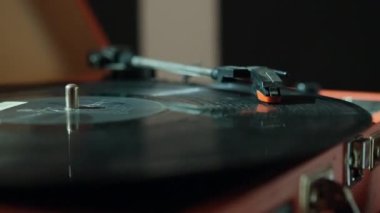 Evdeki eski plakçaları ve vinil diskleri ayarlar. Vinil ses oynatıcı.