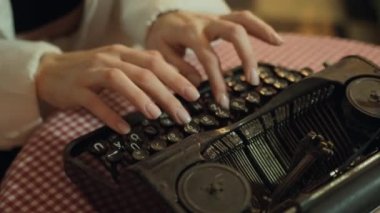 Eski daktiloda sekreter. İş kavramları. Geçmişe dönüş. Düşünceli eller yazıyor.