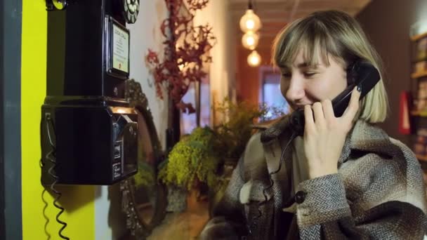 Mujer hermosa asombrada en estilo retro hablando por teléfono. Mujer hablando viejo — Vídeo de stock