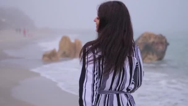 Senhora feliz na areia cidade praia fundo do mar. Jovem sorrindo mulher se divertindo — Vídeo de Stock