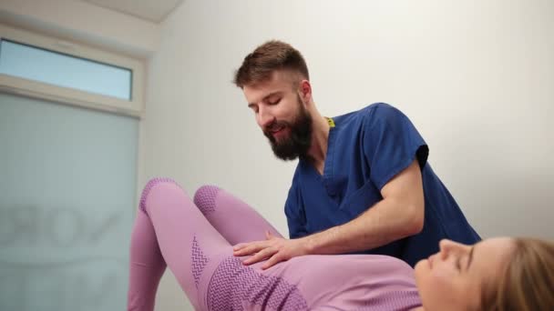 Pelvis femenina siendo manipulada por un terapeuta manual osteopático o quiropráctico. — Vídeos de Stock