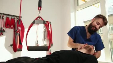 Boyun ağrısı, kiropraktik sırt düzeltmesi. Osteopati, akupres, spor sakatlığı
