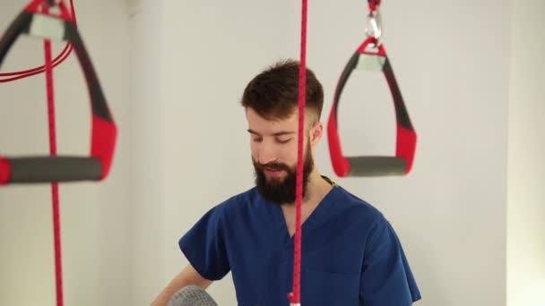 Fisioterapeuta haciendo un tratamiento de espalda al paciente en la sala de fisioterapia. — Vídeos de Stock