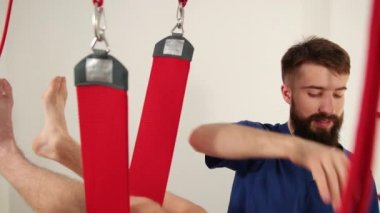 Terapist erkek bacağını tedavi ediyor. Alternatif ilaç, ağrı kesici.