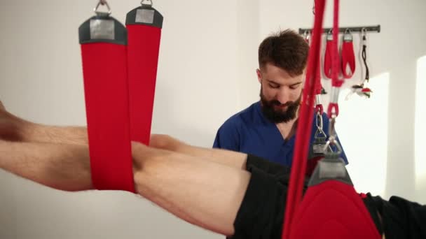 Férfi fizioterapeuta által végzett kézi, fizioterápiás, kinezioterápiás technikák. — Stock videók