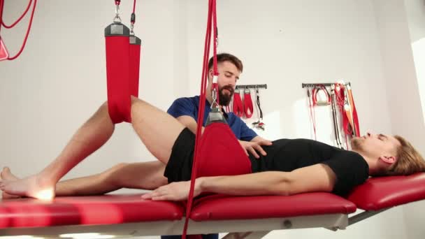 Therapeut bei der Heilbehandlung männliches Bein. Alternative Medizin, Schmerzlinderung — Stockvideo