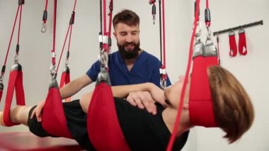 Hasta kiropraktik sırt düzeltme fizyoterapisi görüyor. Skolyoz