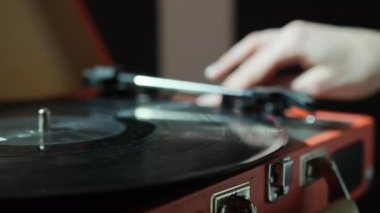 El, evdeki eski plakçalar vinil diskleri ayarlıyor. Vinil ses oynatıcı