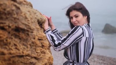 Serbest takılıyorum. Okyanusa bakan bir uçurumun kenarında saçları uçuşan bir kız..