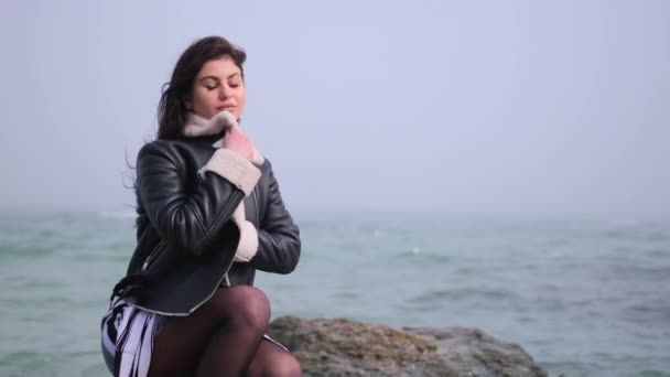 Mujer a la orilla del mar de pie en la playa mirando sobre el océano observando gaviotas — Vídeos de Stock