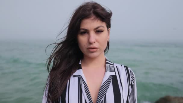 Ritratto di giovane donna felice che sorride in mare. Bruna femmina godendo. Vento — Video Stock