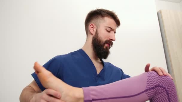 Terapeuta fazendo tratamento de cura na perna feminina, joelho. Quiropraxia, osteopatia — Vídeo de Stock