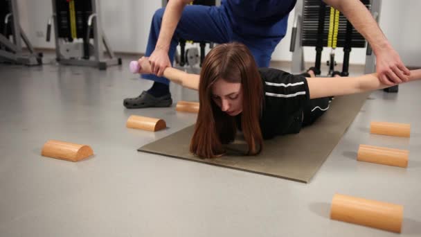 Actieve vrouw die halters optilt met hulp van een personal trainer. Fysiotherapeut — Stockvideo