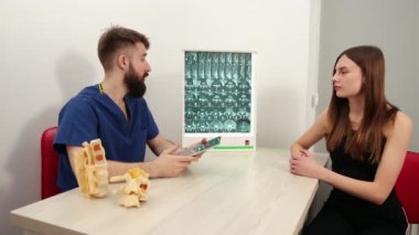 Kadın dinleyen bir tıp çalışanı, terapist, çocuk doktoru.