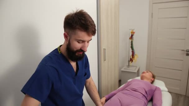 Doktor osteopata ma manualną terapię nogi kobiety. Chiropraktyka, osteopatia — Wideo stockowe