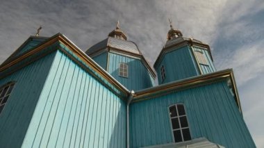 Ukrayna köyündeki eski ahşap Ortodoks Dönüşüm Kilisesi. Tapınak
