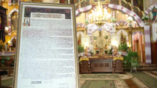 Sagradas escrituras com textos antigos estão localizados no centro da igreja ortodoxa. — Vídeo de Stock