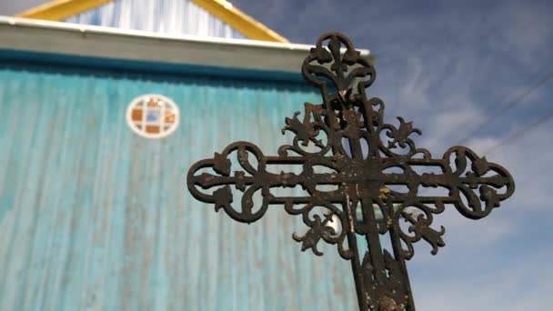 Igreja ortodoxa de madeira antiga de Transfiguração na aldeia a Ucrânia. Templo — Vídeo de Stock