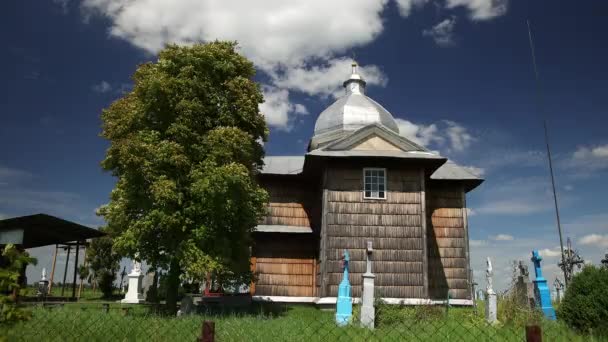 Стародавня дерев'яна православна церква Преображення в селі Україна. Храм — стокове відео