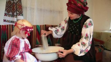 El yapımı, pişmiş yiyecekler. Anne ve küçük kız ekmek pişirmek için hamur yoğururlar.