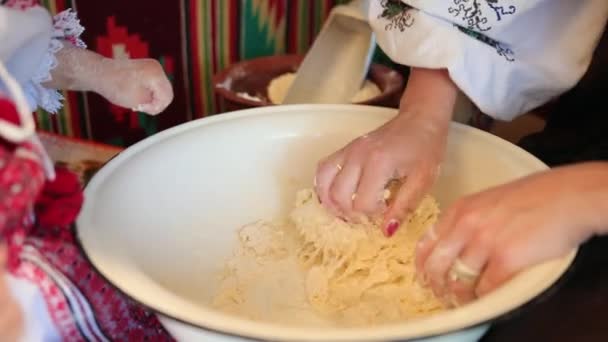 Handgemaakte, gebakken goederen. Moeder en dochtertje kneden deeg om brood te bakken — Stockvideo